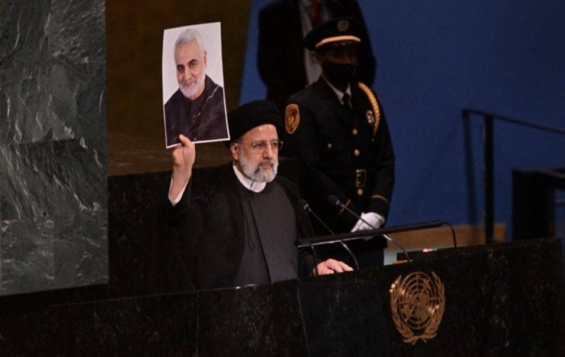شاهد : الرئيس الإيراني يرفع صورة الإرهابي " قاسم سليماني" داخل الجمعية العامة للأمم المتحدة في نيويورك
