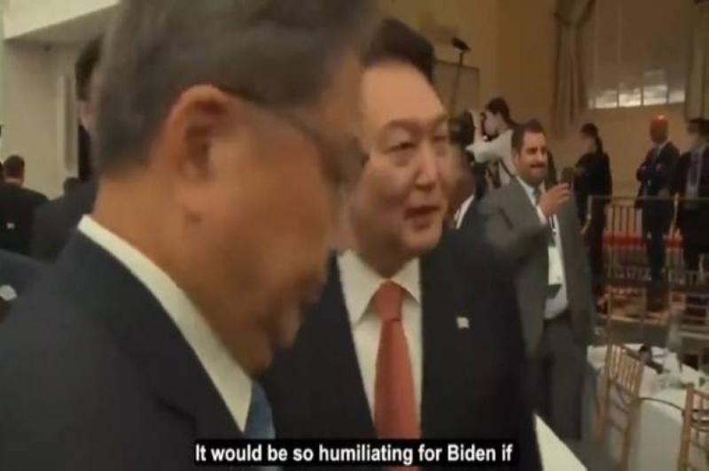 دون أن ينتبه للكاميرا.. شاهد: رئيس ​كوريا الجنوبية​ يشتم أعضاء الكونجرس الأمريكي ويصفهم بالحمقى