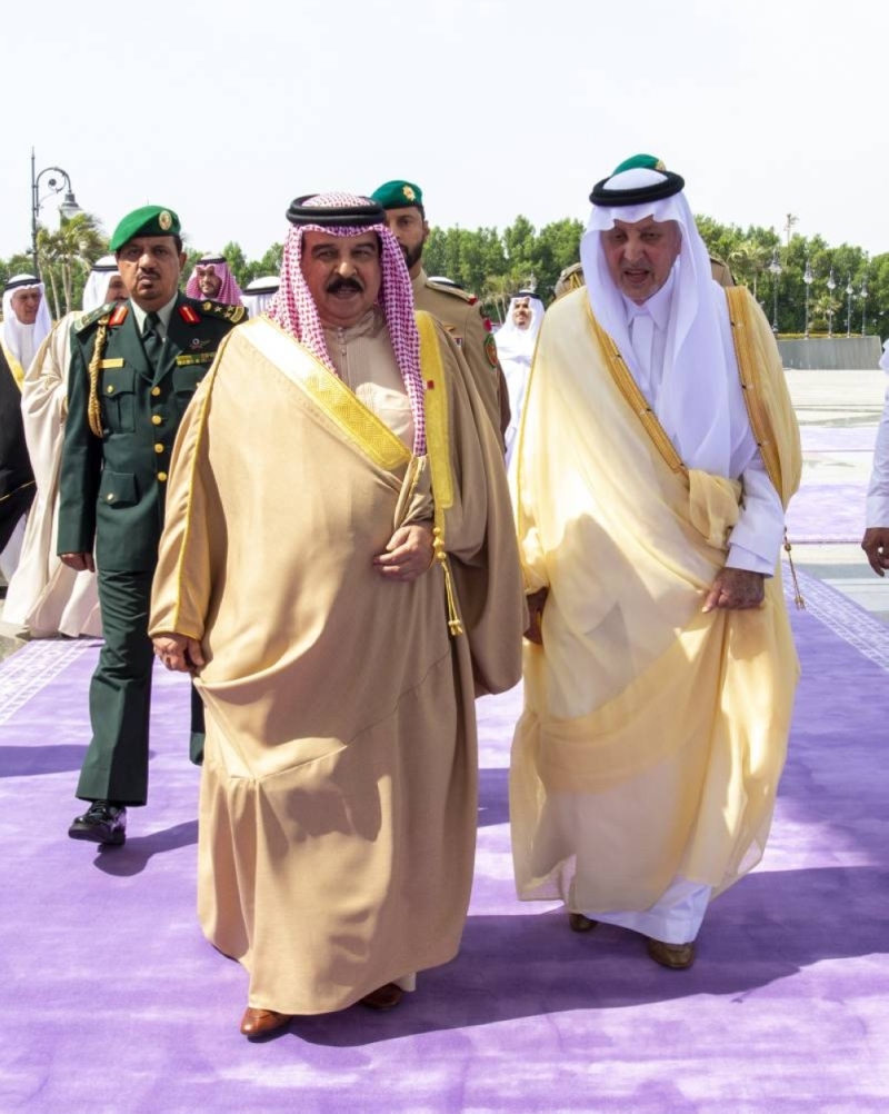 شاهد : لحظة استقبال أمير مكة لملك البحرين في مطار جدة