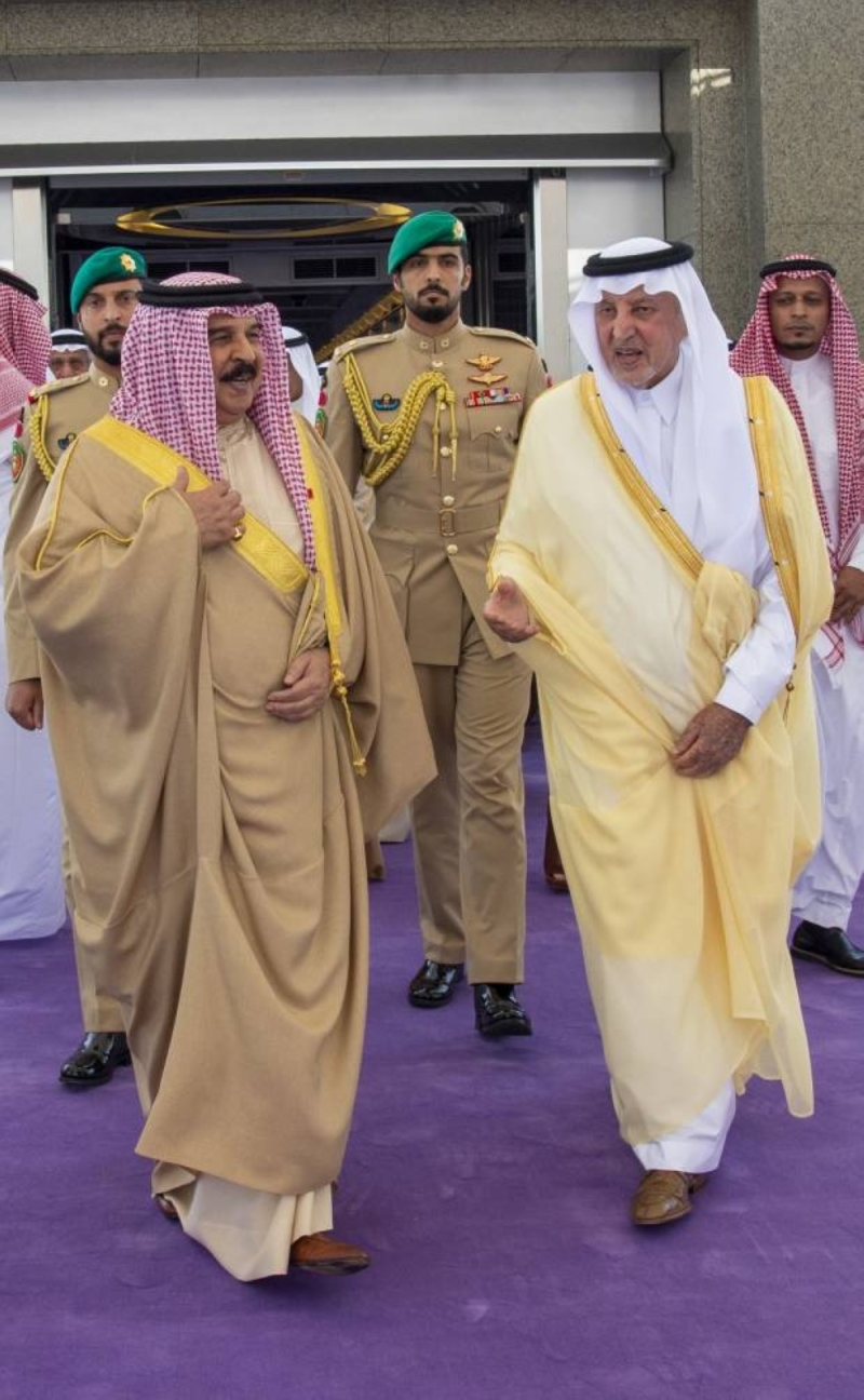 شاهد : لحظة استقبال أمير مكة لملك البحرين في مطار جدة