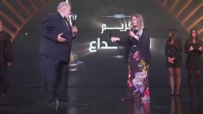 شاهد .. ردة فعل الممثلة المصرية صابرين بعدما طلب منها يحيى الفخراني إمساك العكاز الخاص به