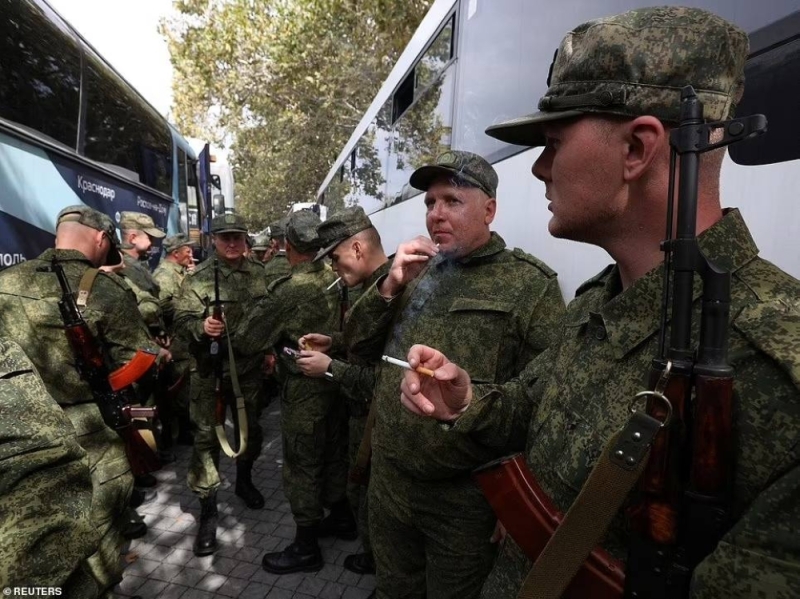 بعد هروب الشباب للخارج.. بالصور: "بوتين" يلجأ إلى قدامى الجنود المسنين لإرسالهم للحرب في أوكرانيا
