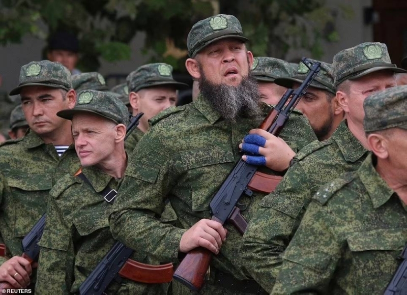 بعد هروب الشباب للخارج.. بالصور: "بوتين" يلجأ إلى قدامى الجنود المسنين لإرسالهم للحرب في أوكرانيا