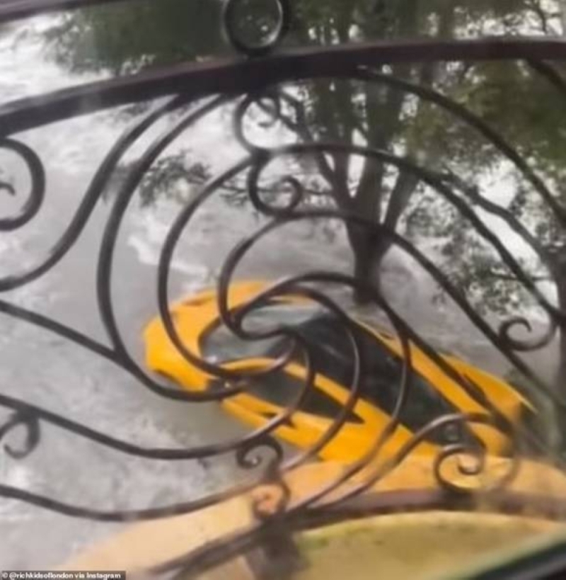 شاهد.. سيول إعصار "إيان" في فلوريدا يجرف سيارة "ماكلارين" يبلغ ثمنها أكثر من مليون دولار