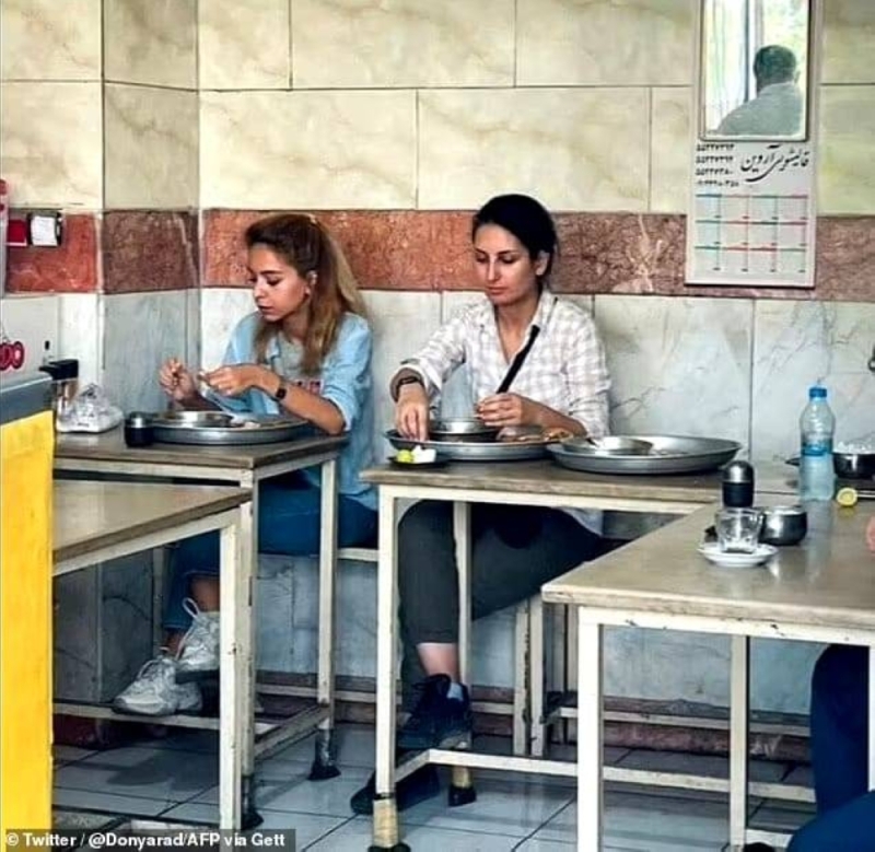 بسبب هذه الصورة ..إيران تعتقل امرأة مع صديقتها داخل مطعم