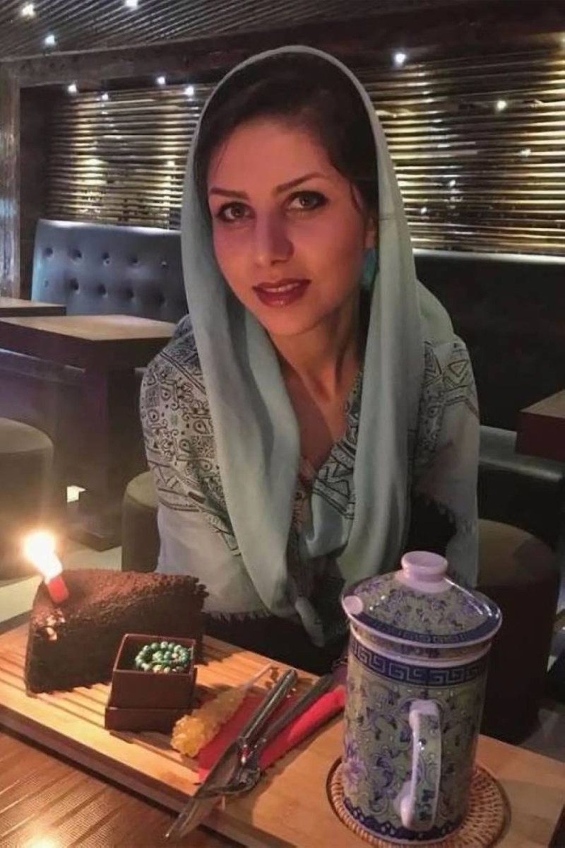 بسبب هذه الصورة ..إيران تعتقل امرأة مع صديقتها داخل مطعم
