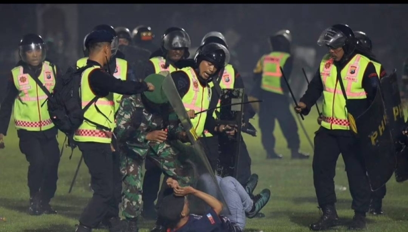 بالصور: شاهد .. مقتل  أكثر من 174 شخصا خلال أعمال شغب في ملعب مباراة بإندونيسيا