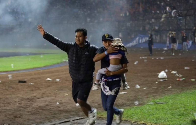 بالصور: شاهد .. مقتل  أكثر من 174 شخصا خلال أعمال شغب في ملعب مباراة بإندونيسيا