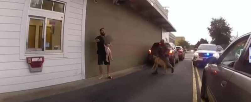 بعد أن اقتحم منزل صديقته بمسدس.. شاهد: أمريكي يستخدم طفل رضيع كدرع بشري أمام عناصر الشرطة بـ "فلوريدا"