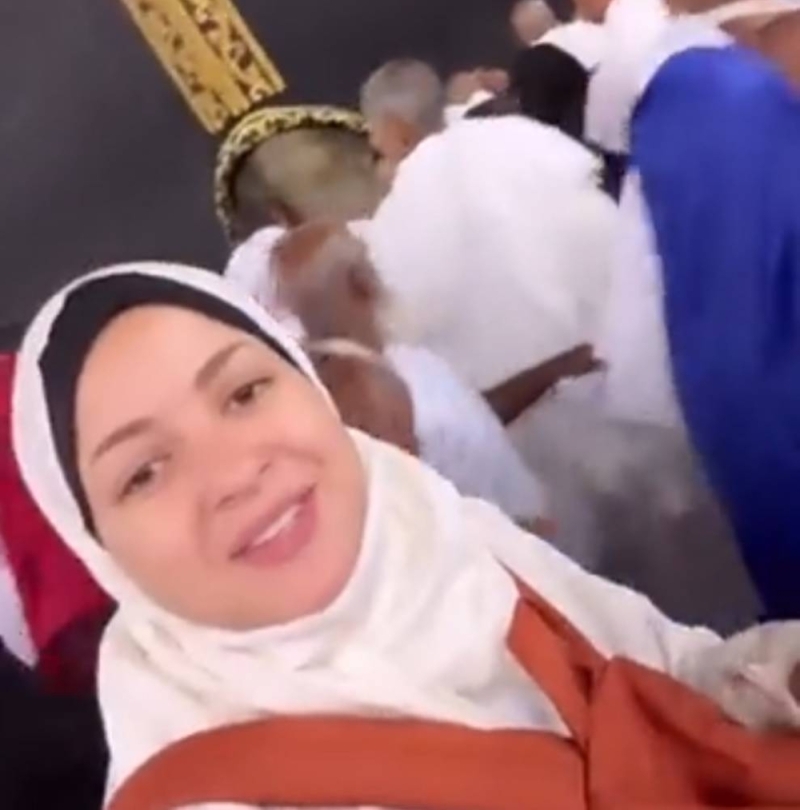 شاهد.. أحدث ظهور للفنانة المصرية منى فاروق ترتدي الحجاب في الحرم المكي
