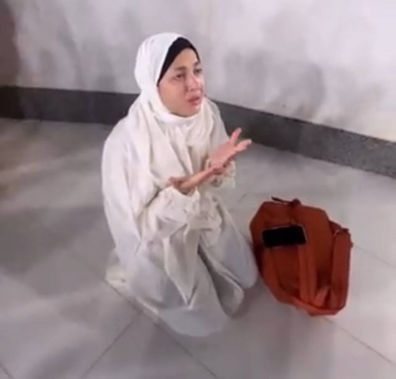 شاهد.. أحدث ظهور للفنانة المصرية منى فاروق ترتدي الحجاب في الحرم المكي