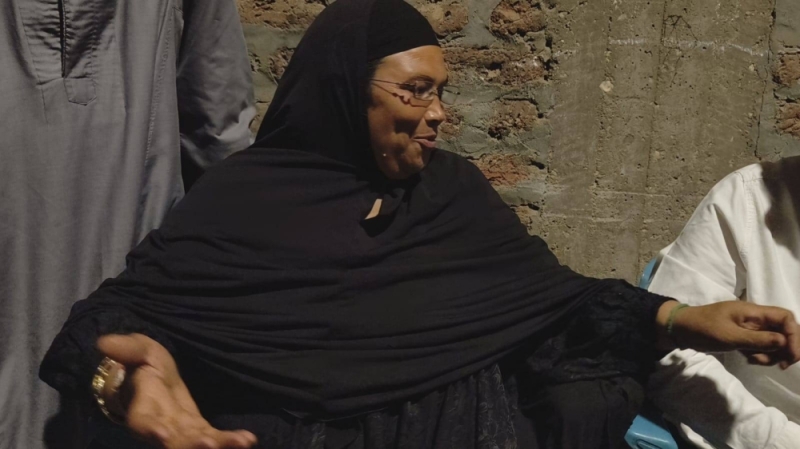 بعد العثور عليها..  بالصور : شاهد لحظة لقاء السيدة المصرية التي فقدت قبل 50 عاما بأسرتها الحقيقية