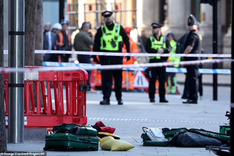 شاهد: طعن 3 أشخاص في أحد شوارع لندن .. والكشف عن دوافع الجريمة
