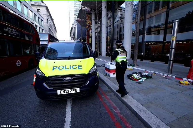 شاهد: طعن 3 أشخاص في أحد شوارع لندن .. والكشف عن دوافع الجريمة