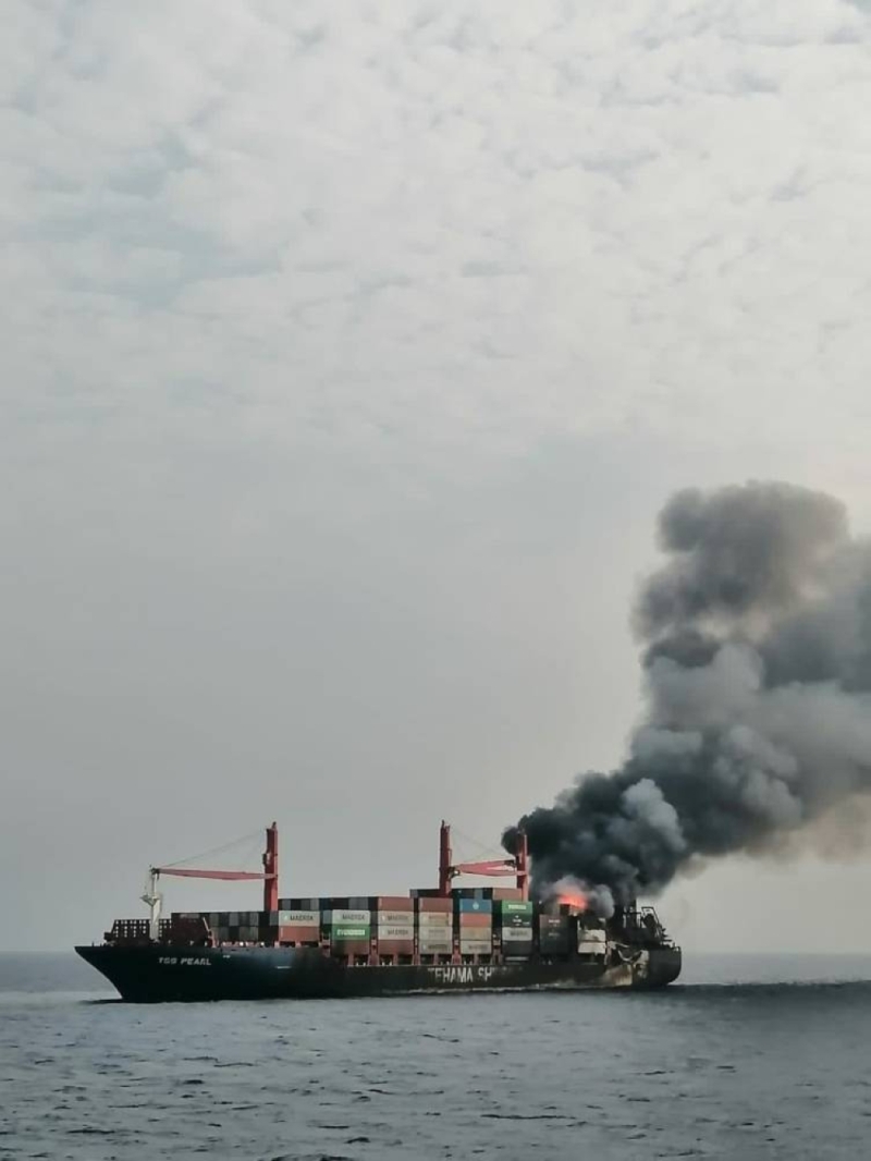 بالصور : حرس الحدود ينقذ طاقم سفينة بنمية تعرضت لحريق أثناء إبحارها في مياه البحر الأحمر