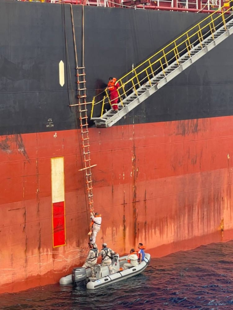 بالصور : حرس الحدود ينقذ طاقم سفينة بنمية تعرضت لحريق أثناء إبحارها في مياه البحر الأحمر