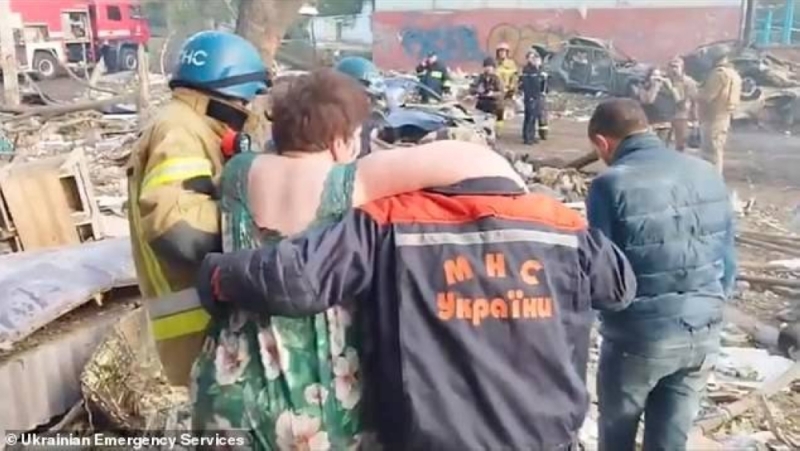 شاهد .. لحظة إنقاذ امرأة مسنة واستخراجها من تحت الأنقاض بعد الهجوم الصاروخي الروسي على كييف