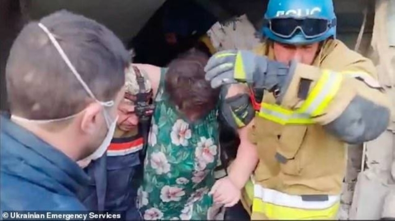 شاهد .. لحظة إنقاذ امرأة مسنة واستخراجها من تحت الأنقاض بعد الهجوم الصاروخي الروسي على كييف