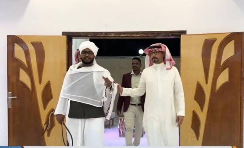 بالفيديو .. سعودي يتكفل بإقامة حفل زفاف لمكفوله السوداني بسكاكا