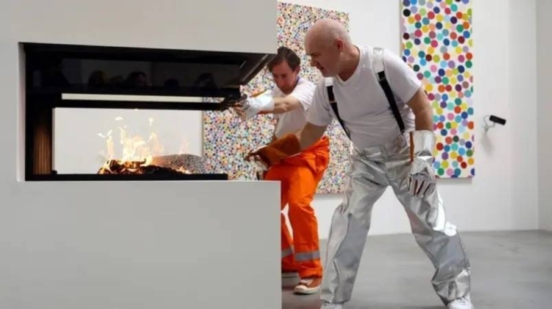 شاهد: سبب غريب يدفع فنان بريطاني شهير لحرق المئات من لوحاته الفنية