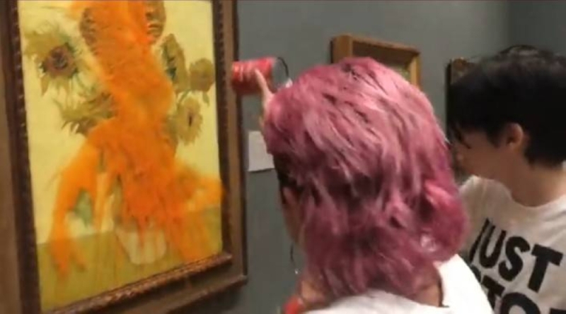 بسبب النفط.. شاهد: ناشطتان  تلطخان لوحة شهيرة ل " فان جوخ" بحساء الطماطم!