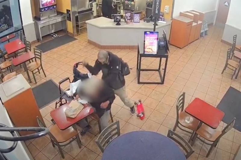 شاهد.. شخص يهاجم رجلا معاقا داخل مطعم في لوس أنجلوس ويطعنه مرتين في رقبته