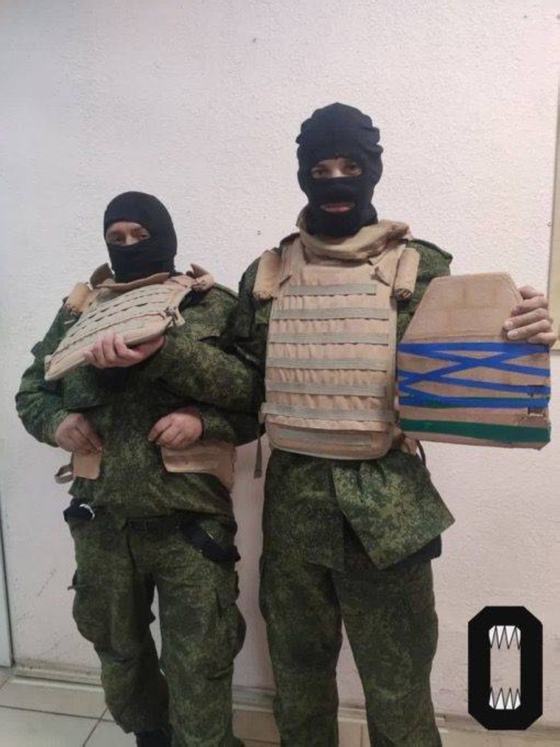 شاهد.. صور لجنود روس يرتدون  " سترات واقية من الرصاص"  ممزقة ومحاولة إصلاحها  ب"شريط لاصق" !