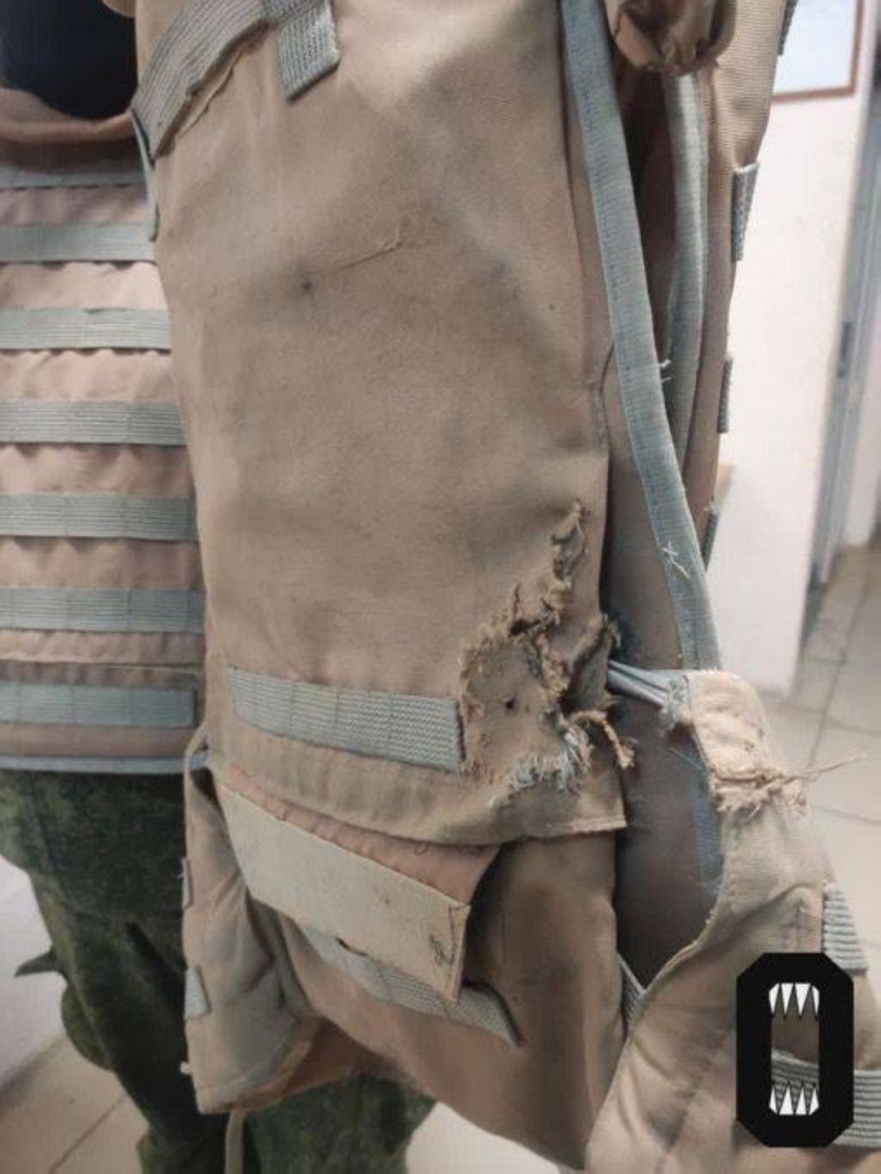 شاهد.. صور لجنود روس يرتدون  " سترات واقية من الرصاص"  ممزقة ومحاولة إصلاحها  ب"شريط لاصق" !