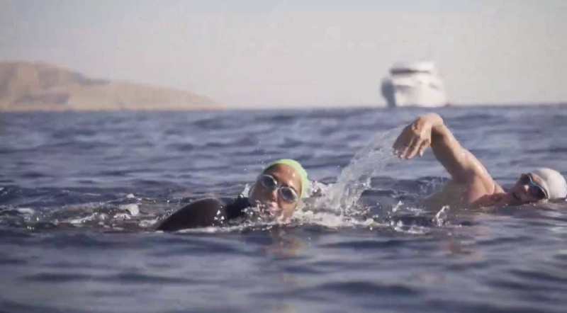 شاهد: "مريم بن لادن" أول سعودية تقطع  البحر الأحمر  إلى مصر سباحة