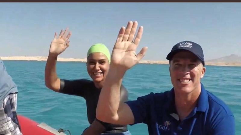 شاهد: "مريم بن لادن" أول سعودية تقطع  البحر الأحمر  إلى مصر سباحة