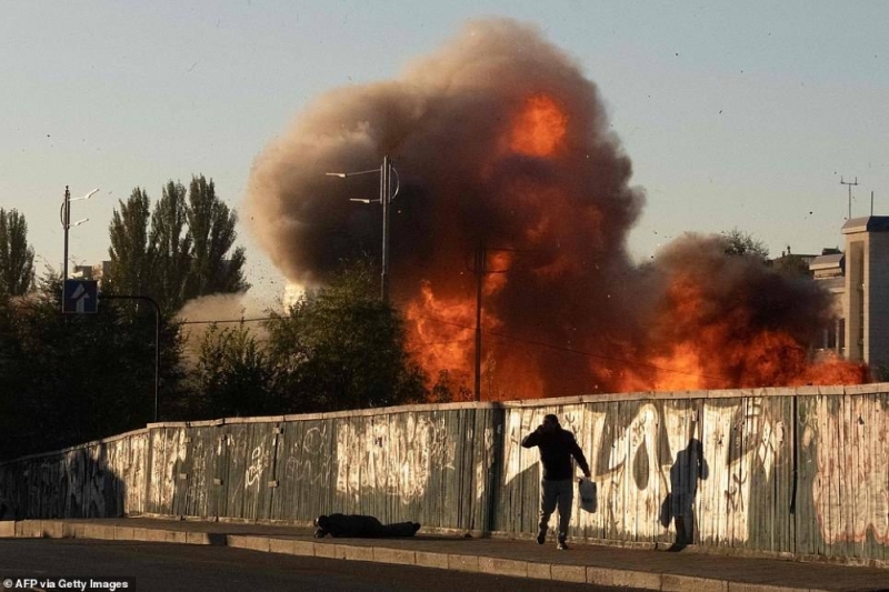 شاهد: طائرات إيرانية مسيرة " انتحارية " تشارك  في الهجوم على ضرب أهداف مدنية في أوكرانيا
