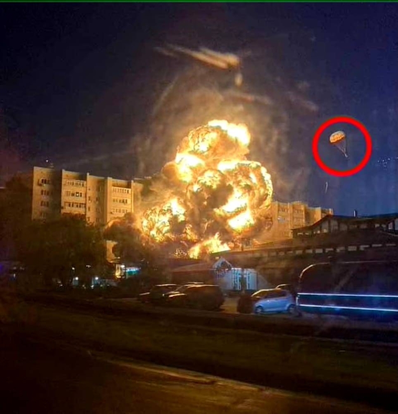 شاهد: لحظة تحطم مقاتلة روسية وانفجارها فوق مبنى سكني في روسيا.. والكشف عن عدد القتلى والمصابين