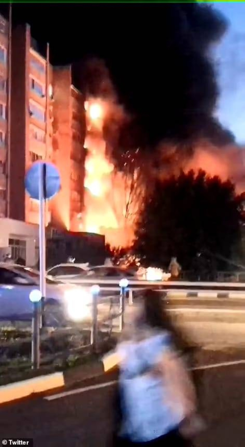 شاهد: لحظة تحطم مقاتلة روسية وانفجارها فوق مبنى سكني في روسيا.. والكشف عن عدد القتلى والمصابين