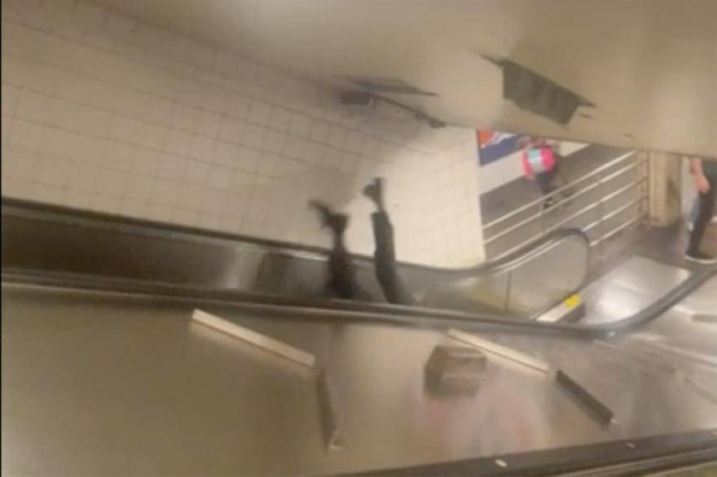 تدحرجا سوياً.. شاهد: شجار عنيف بين رجلين أعلى سلم كهربائي في محطة مترو بأمريكا
