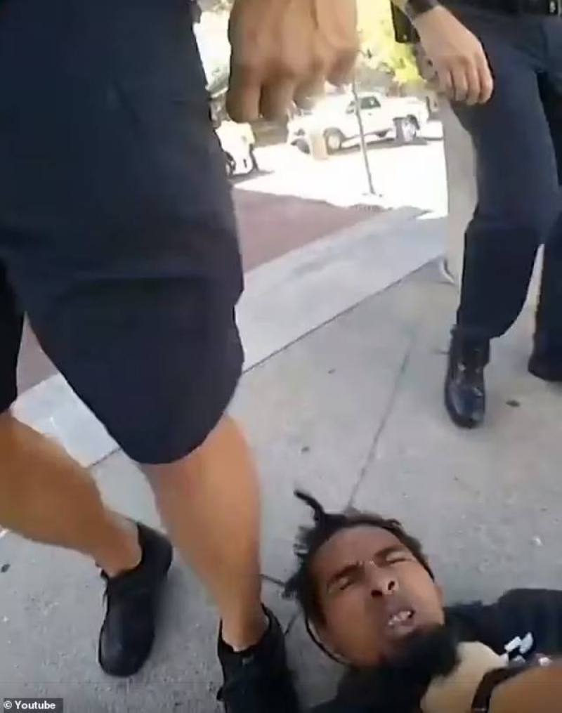 شاهد: شرطي أمريكي يطأ على وجه شاب من أصول أفريقية وهو مكبّل بالأصفاد