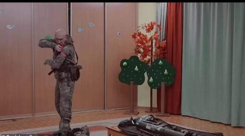 شاهد.. ضابط روسي يشرح للأطفال طريقة استخدام الرشاشات وقاذفات القنابل داخل «روضة»