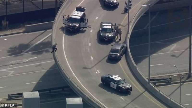 شاهد: أمريكي يهدد بالقفز من أعلى الجسر  بعد مطاردة مع الشرطة.. ومفاجأة في اللحظات الأخيرة