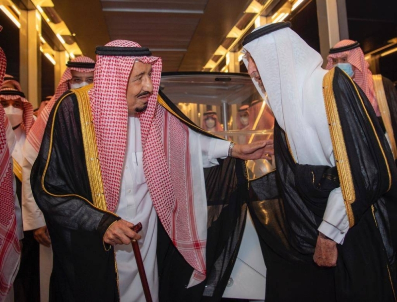 شاهد: خادم الحرمين يغادر جدة متوجهاً إلى الرياض