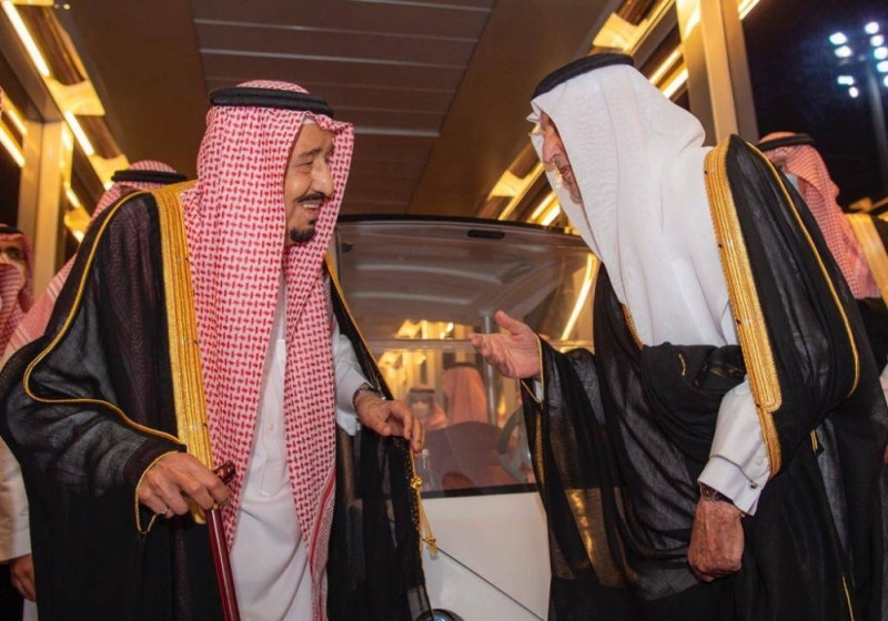 شاهد: خادم الحرمين يغادر جدة متوجهاً إلى الرياض