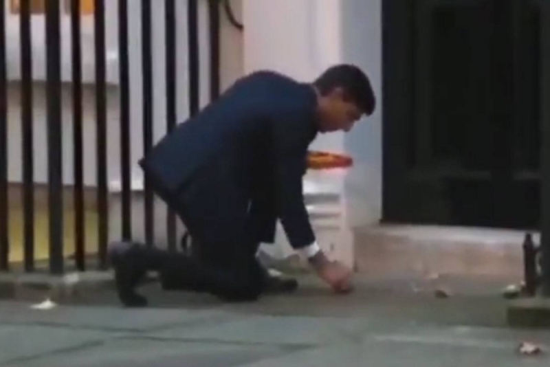 شاهد.. تصرفات غريبة لرئيس وزراء بريطانيا الجديد أمام مقر الحكومة