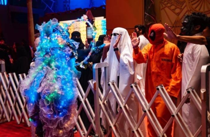 بالصور.. شاهد.. أزياء المتنكرين تشعل أجواء "ويكند الرعب" في موسم الرياض