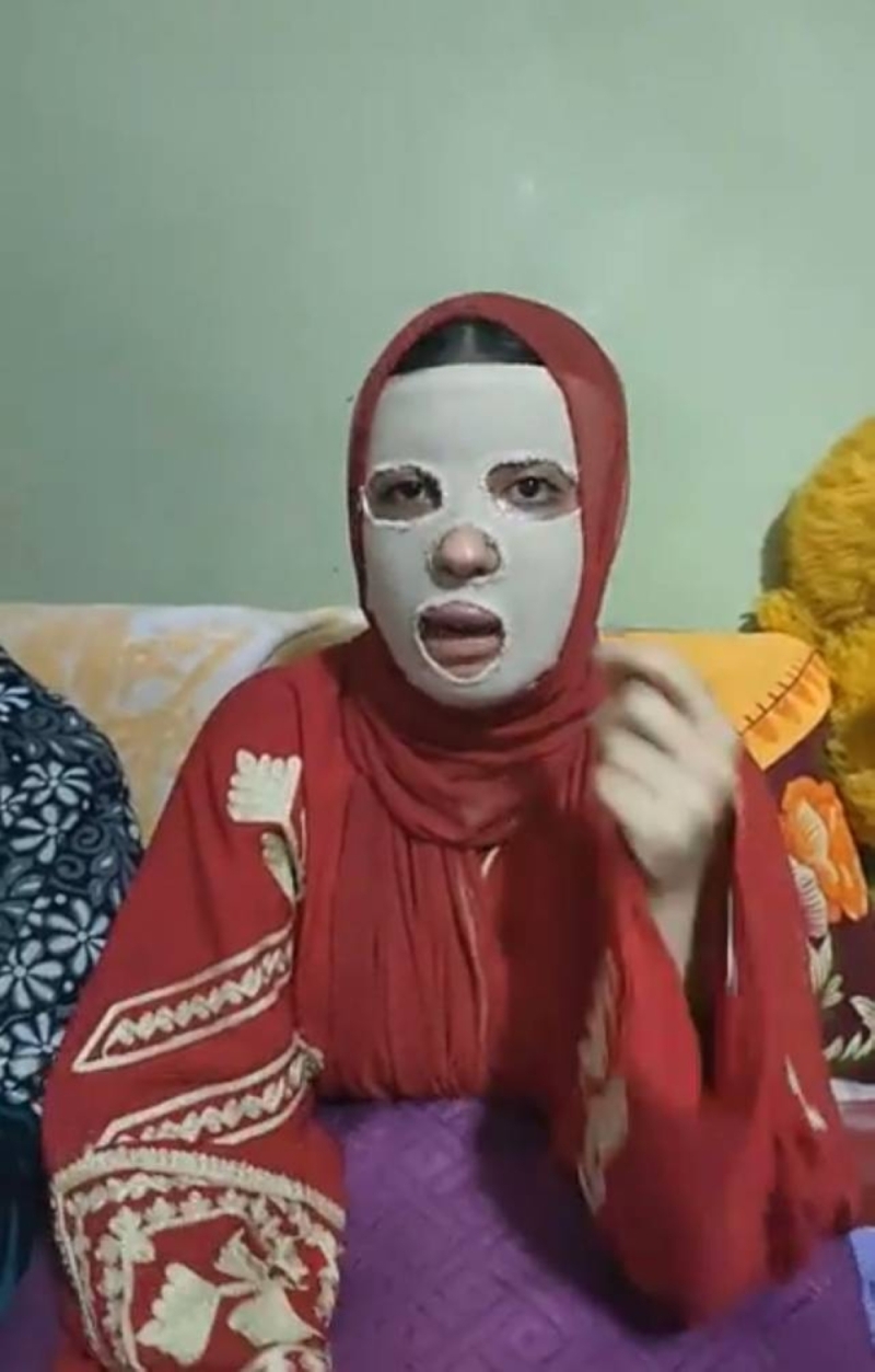 "لا هتكوني لي ولا لغيري".. شاهد: شاب مصري ينتقم من فتاة لرفضها الارتباط به بطريقة مروعة