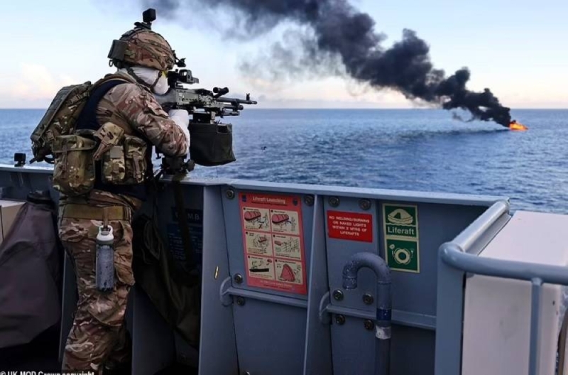 شاهد.. البحرية البريطانية تفجر قارب لتهريب كوكايين قيمته 24 مليون جنيه استرليني