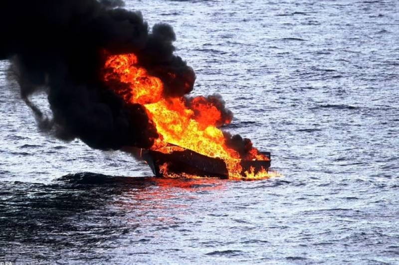 شاهد.. البحرية البريطانية تفجر قارب لتهريب كوكايين قيمته 24 مليون جنيه استرليني