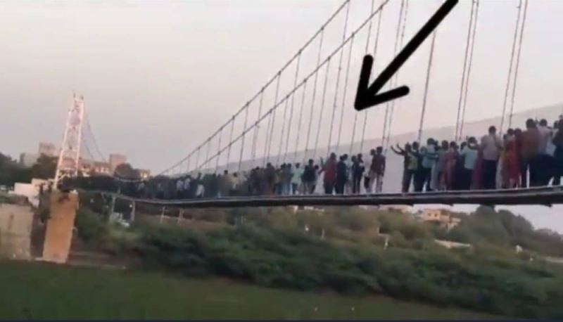 وثق اللحظات التي سبقت الكارثة.. شاهد : فيديو يكشف سبب انهيار الجسر المعلق ومقتل 91 شخصا في الهند