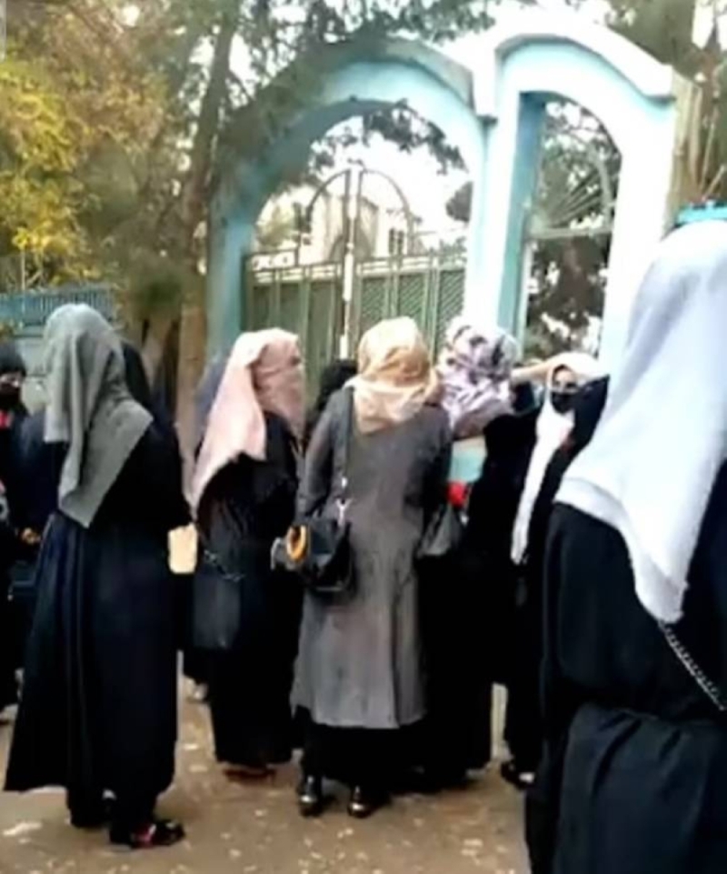 رغم ارتدائهن الحجاب.. شاهد: مسؤول في طالبان يجلد فتيات بالسوط ويمنعهن من دخول الجامعة لسبب غريب
