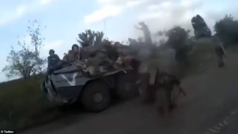 "حاولت الإفلات من الصواريخ المنهمرة" .. شاهد: لحظة انقلاب مدرعة روسية تحمل جنودا مصابين في أوكرانيا