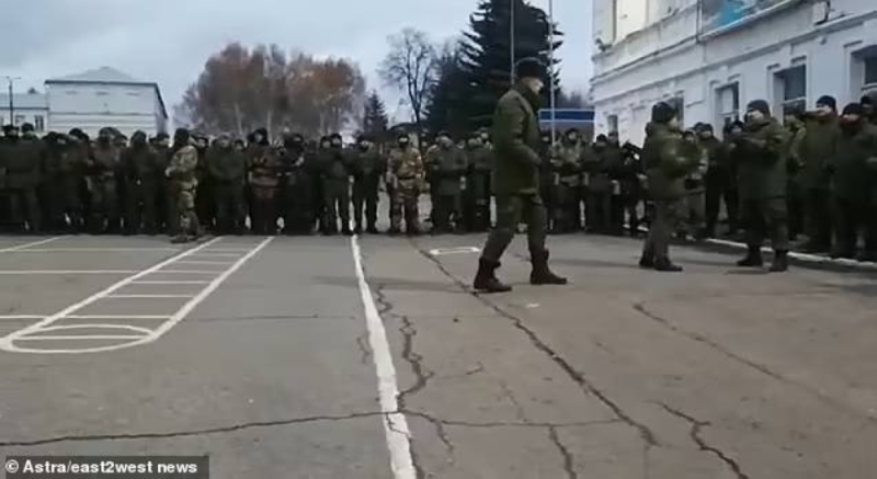 شاهد.. تمرد 100 مجند روسي ورفضهم القتال في أوكرانيا