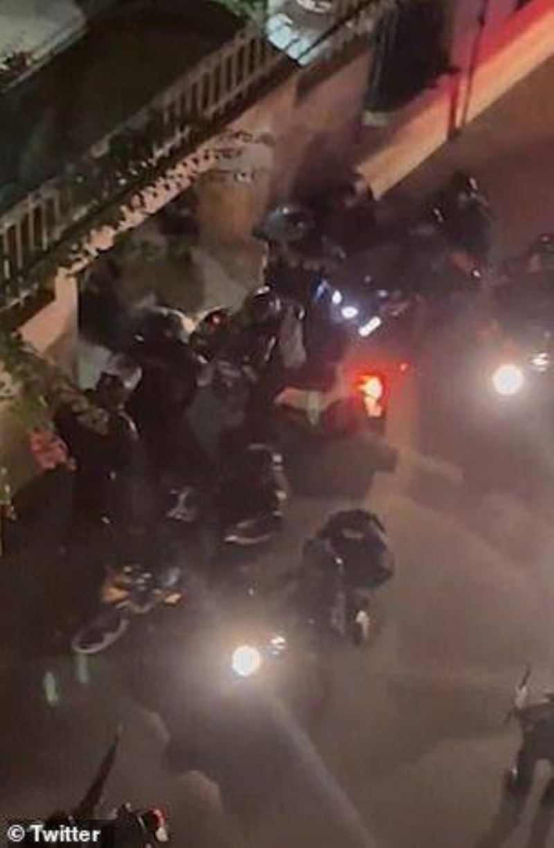 شاهد: عناصر من الشرطة الإيرانية يضربون متظاهر  ويدهسونه بأقدامهم ويطلقون النار عليه من مسافة قريبة