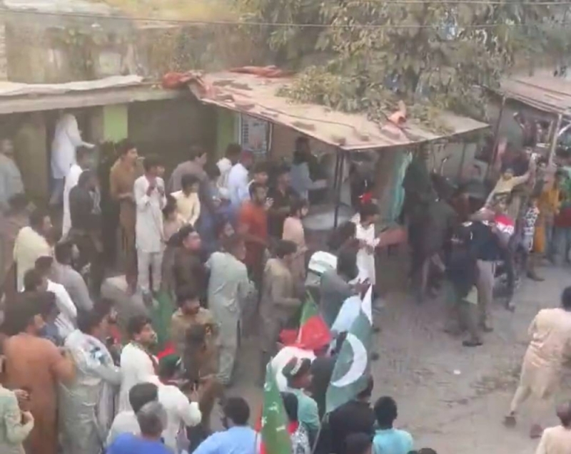 شاهد.. فيديو جديد من زاوية أخرى لحظة إطلاق النار على "عمران خان" وإصابته في قدمه
